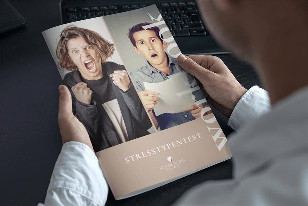 mockup of a magazine in the hands of a man with a blue shirt 3384 el1 kopie